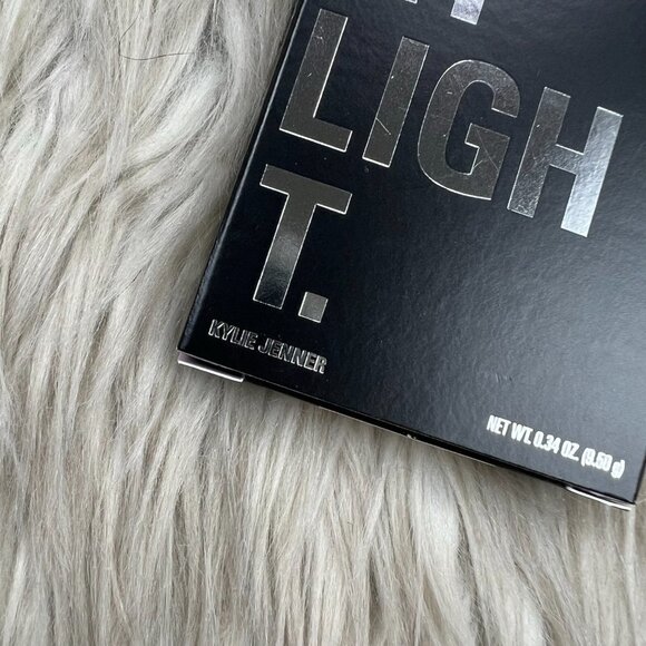 NEW - Kylie Jenner Ky Light Highlighter in Quartz - Picture 4 of 6